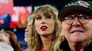 Di tengah padatnya jadwal tur konser keliling dunia, Taylor Swift sebisa mungkin meluangkan waktu untuk mendukung sang kekasih. Ia pun tak absen saat Travis memperkuat Kansas City Chiefs untuk melawan Baltimore Ravens. (AP Photo/Julio Cortez)