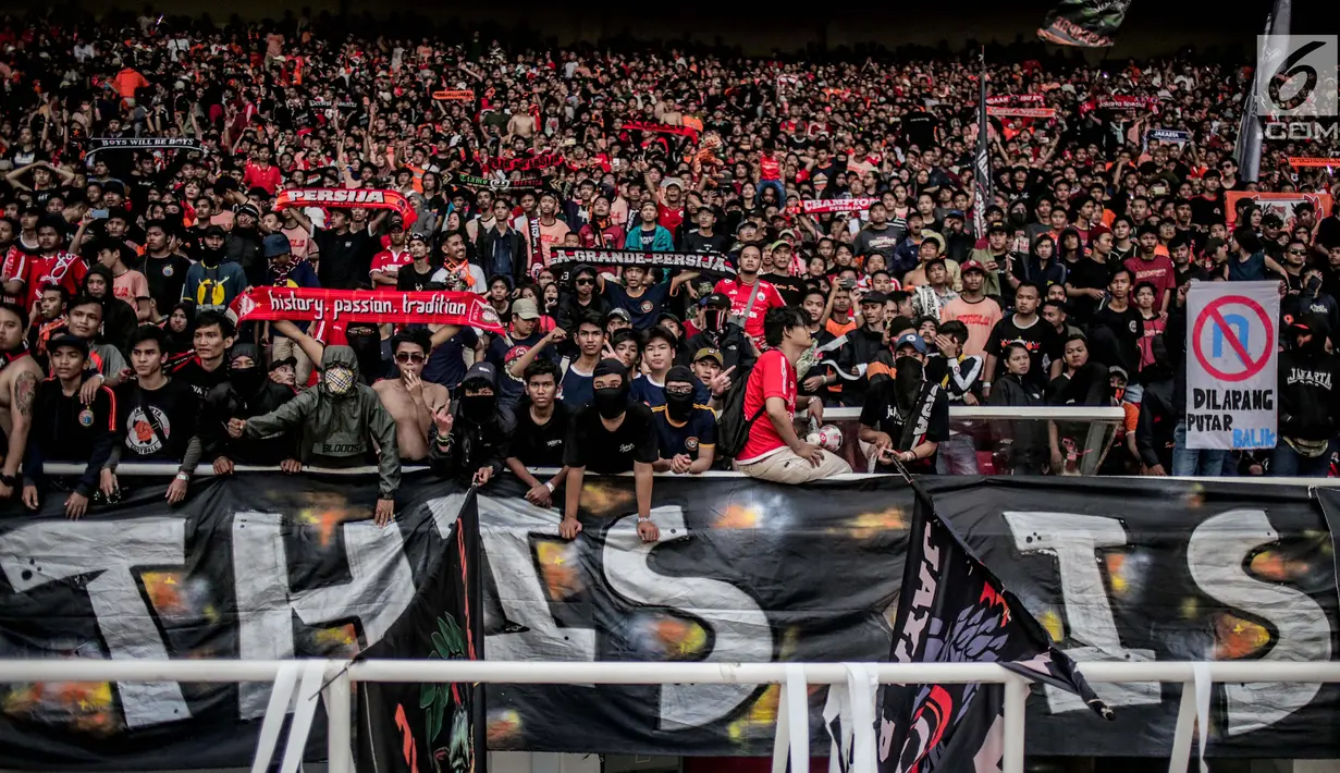 Penampakan pagar pembatas tribun penonton yang rusak saat pertandingan Shoppe Liga 1 antara Persija dengan Persib di SUGBK, Jakarta,  Rabu (10/7/2019). Suporter sepak bola merusak sejumlah pagar pembatas usai berakhirnya laga Persija kontra Persib. (Liputan6.com/Faizal Fanani)