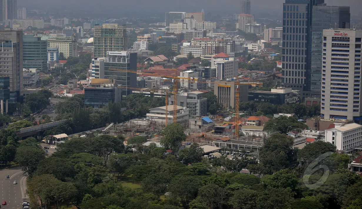 Penampakan gedung -gedung bertingkat dari kawasan sekitar  Monas, Jakarta, Kamis (14/5/2015). Pemprov DKI Jakarta terus berupaya menambah ruang terbuka hijau (RTH) yang kini jumlahnya masih di bawah 10 persen. (Liputan6.com/Faizal Fanani)