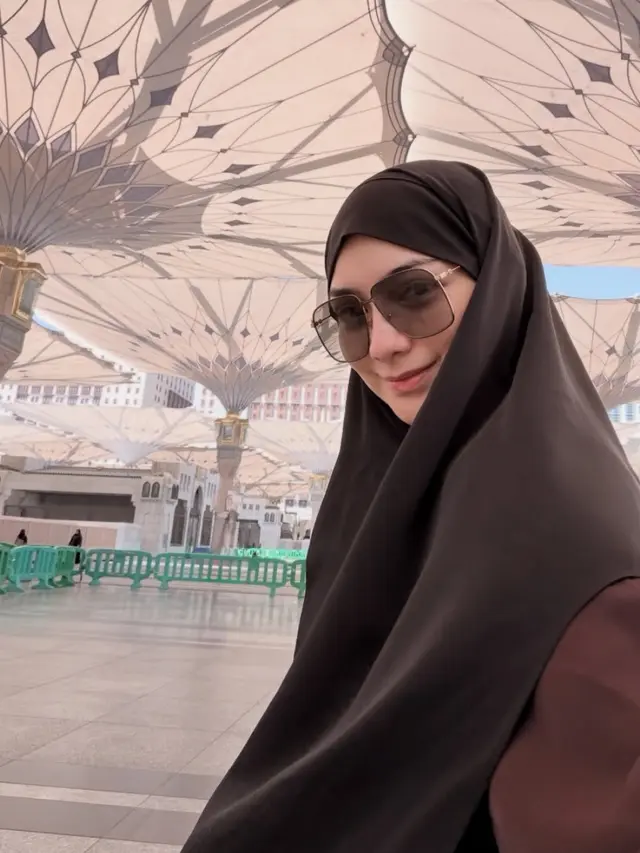 Citra Kirana saat Umrah pakai busana muslim maroon. [@citraciki]