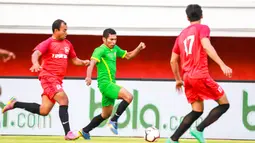 Pemain Kupang FC menggiring bola saat melawan Jambe FC pada laga Liga AYO Bali 2019, di Stadion I Wayan Dipta, Gianyar, Bali, Minggu (30/6). Jambe FC menang 3-2 atas Kupang FC. (Dokumentasi Official)