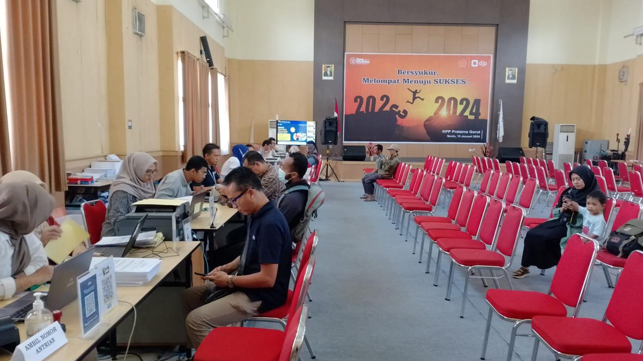 Para wajib pajak tengah memberikan laporan SPT Tahunan 2023 di depan petugas KPP Pratama Garut, sebelum penutupan pelaporan SPT tahunan 2023 yang akan berakhir esok hari. (Liputan6.com/Jayadi Supriadin)