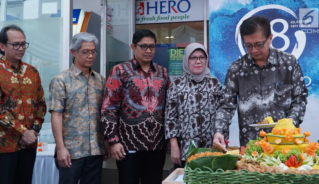 Presiden Komisaris PT Hero Supermarket Tbk Ipung Kurnia memotong tumpeng pada perayaan HUT ke-48 Hero Group di Jakarta, Jumat (23/8/2019). Tahun 2019, perusahaan ritel ini menargetkan investasi lebih dari Rp500 miliar untuk menciptakan toko yang lebih baik. (Liputan6.com/HO/Eko)