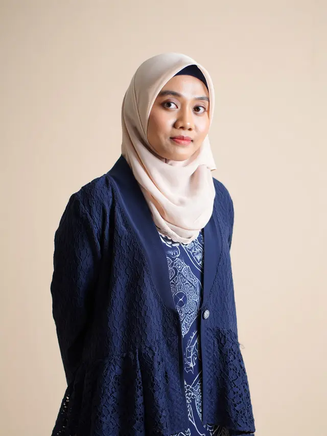 Model Gamis Kombinasi Outer Brokat dan Batik Warna Navy Elegan