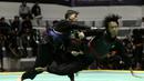 Pendekar Pagar Nusa saat bertarung dalam Kejurnas dan Festival III Pencak Silat di Padepokan Pencak Silat, TMII, Jakarta, Sabtu (4/1). Kejuaraan ini diikuti ratusan pendekar silat Pagar Nusa dari seluruh Indonesia. (Bola.com/Yoppy Renato)