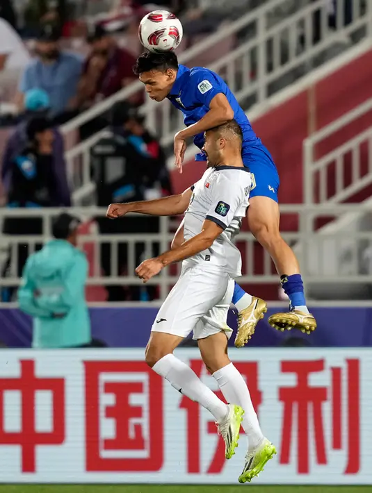 <p>Thailand membuka keunggulan pada menit ke-26 lewat serangan cepat. Bordin Phala melepas tembakan keras yang dihalau kiper, lalu Supachai Chaided menyambar bola muntah. (AP Photo/Thanassis Stavrakis)</p>