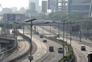 Sejumlah kendaraan melintasi Jalan Gatot Subroto dan tol dalam kota di Jakarta, Senin (8/2). Suasana di sejumlah jalan protokol di Jakarta terlihat lengang dikarenakan hari libur Tahun Baru Imlek 2567. (Liputan6.com/Faizal Fanani)