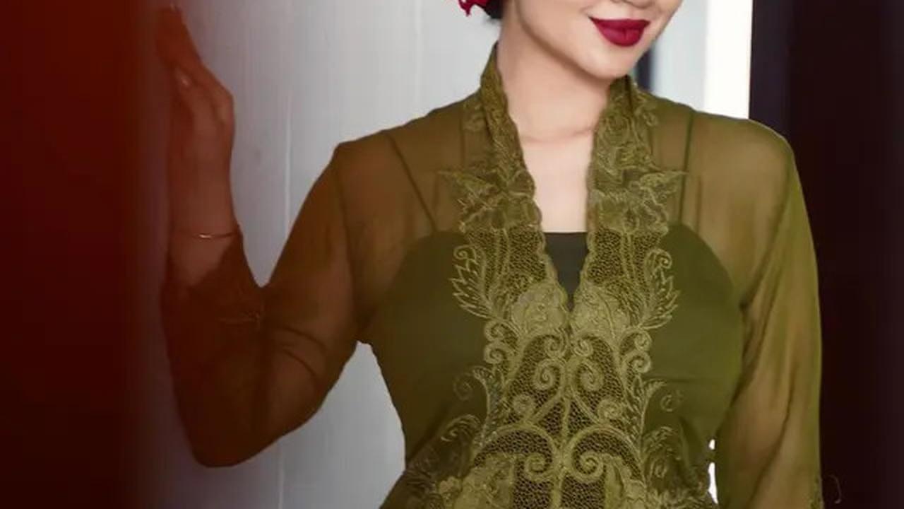 6 Potret Cantik Paripurna Ariel Tatum saat Dipulas Lipstik Merah yang Berani