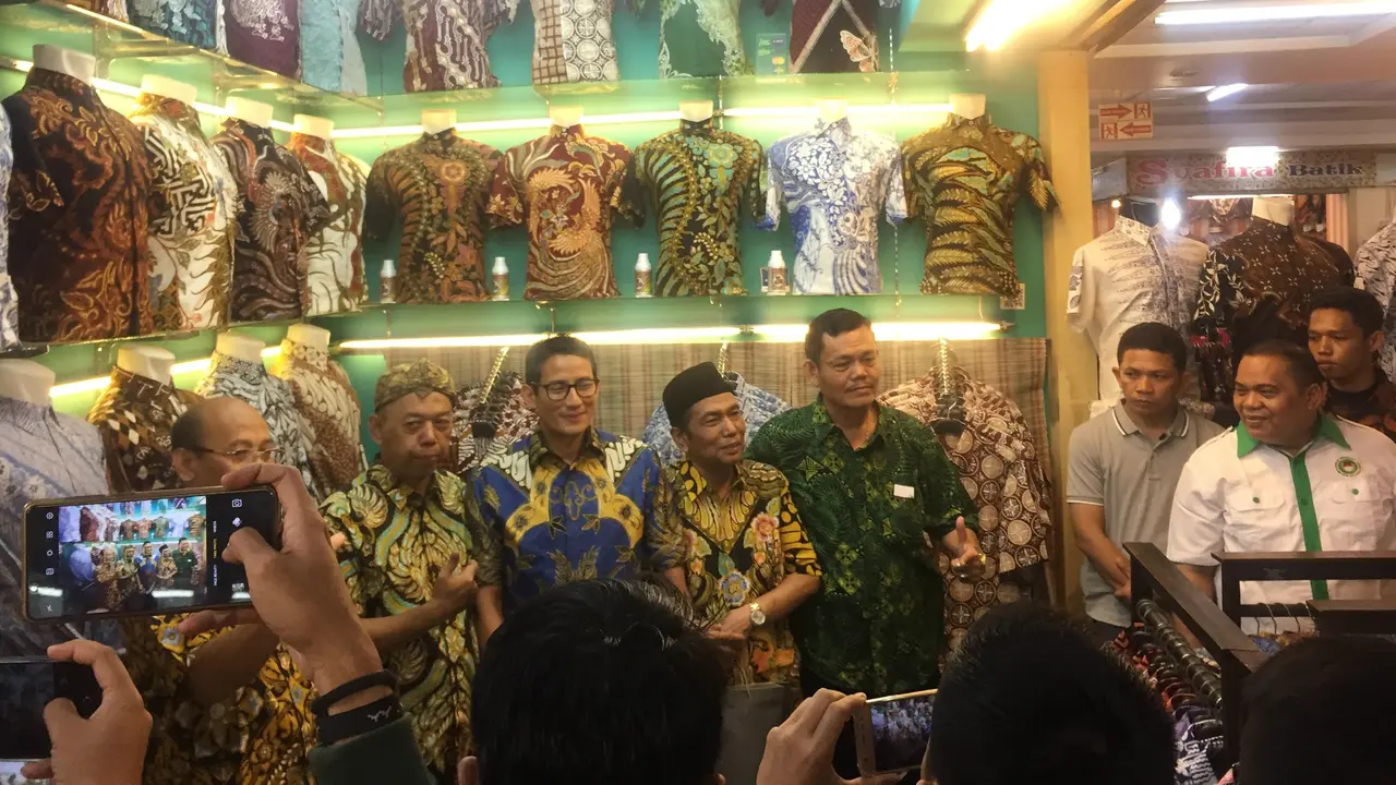 Calon Wakil Presiden Sandiaga Uno menyambangi sentra batik di Thamrin City, Jakarta Pusat.