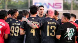 Pemain Selebritis FC, Darius Sinathrya (tengah) memimpin doa sebelum bertanding melawan Colossus FC pada laga Celebrity Trofeo Cup 2023 yang beralangsung di DM Sport, Ciledug, Tangerang, Minggu (29/10/2023). Celebrity Trofeo Cup 2023 merupakan mini kompetisi sepak bola yang diikuti oleh klub artis ibu kota ternama dan juga stand up comedian. (Bola.com/Bagaskara Lazuardi)