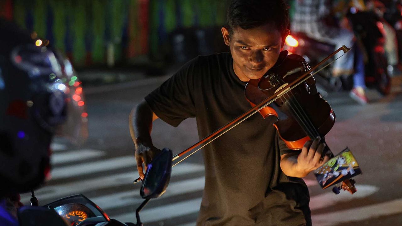 FOTO: Musik di Lampu Merah,  Kisah Kris Si Biola Jalanan dan Polemik Royalti