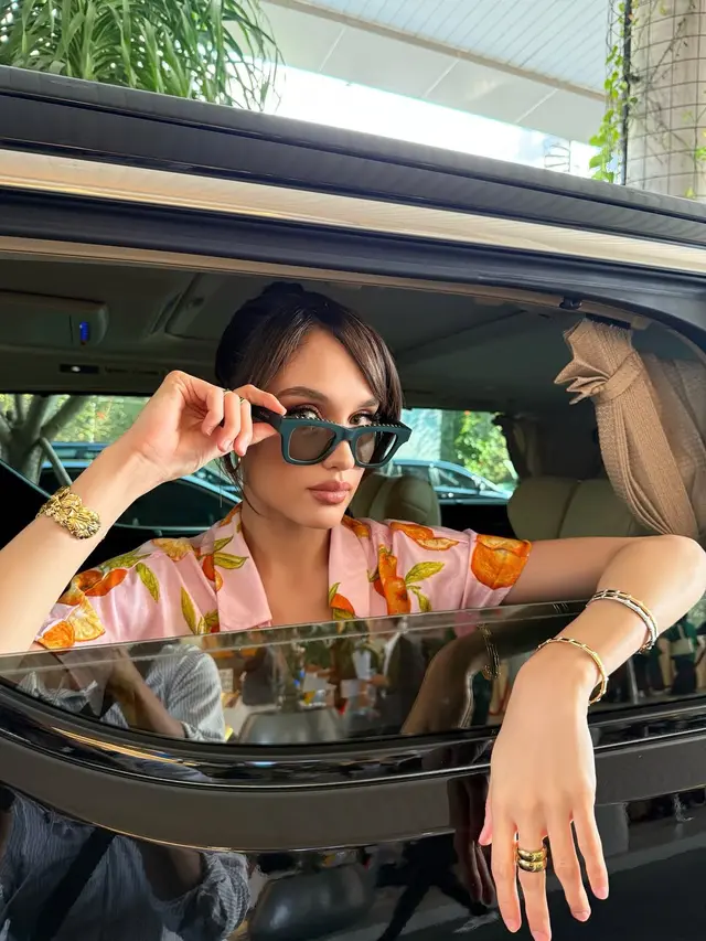 Dikenal Jarang Beli Barang Branded, Potret Cinta Laura Tampil Chic di Surabaya dengan Tas Rotan Lokal Seharga Rp900 Ribu