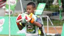 Menjadi kiper adalah pilihan yang menantang pada anak usia dini saat mengikuti Milo Football Clinic di Lapangan Sepak Bola Pertamina, Simprug, Jakarta, Minggu (24/4/2016). (Bola.com/Nicklas Hanoatubun)