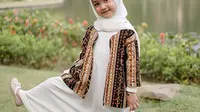 Baju gamis muslim polos dengan rompi etnik untuk anak perempuan