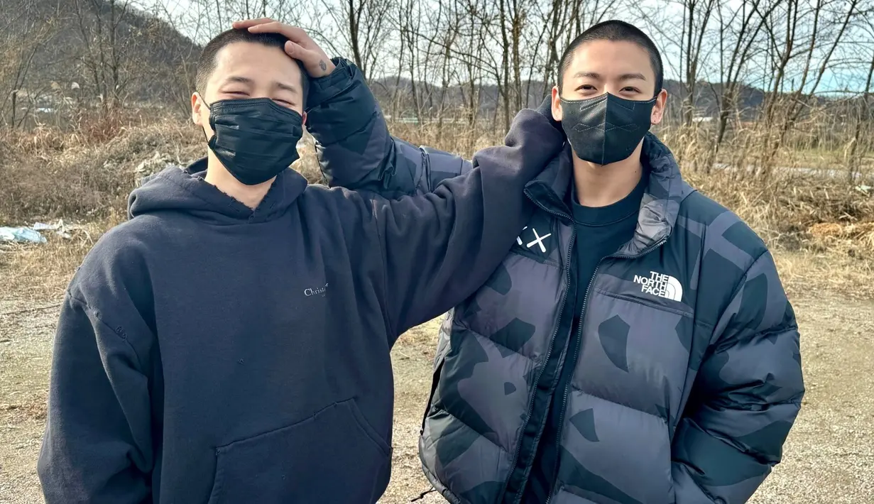 <p>Jungkook dan Jimin berfoto berdua, dengan pose saling mengelus kepala mereka yang plontos. Foto ini sukses membuat perasaan penggemar campur aduk. (Foto: Instagram/ uarmyhope)</p>
