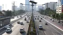 Kendaraan melintasi jalan protokol di Jakarta, Selasa (11/9). Libur tahun baru Islam yang dimanfaatkan warga Jakarta untuk berlibur menyebabkan kondisi lalu lintas Ibukota lebih lengang dibanding hari biasa. (Liputan6.com/Immanuel Antonius)