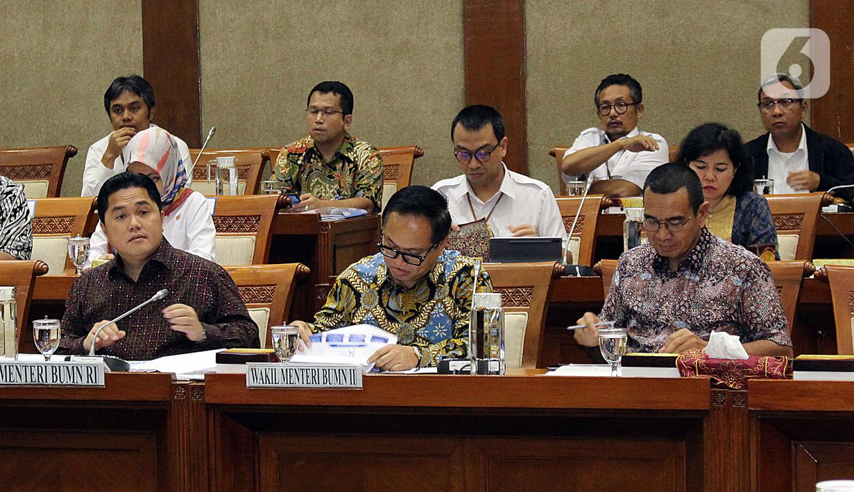 Menteri BUMN, Erick Thohir (kiri) bersama Wakil Menteri BUMN Kartika Wirjoatmodjo (tengah) mengikuti rapat dengan Komisi VI DPR di kompleks Parlemen, Senin (2/12/2019). Rapat membahas Penyertaan Modal Negara (PMN) pada Badan Usaha Milik Negera tahun anggaran 2019 dan 2020. (Liputan6.com/Johan Tallo)