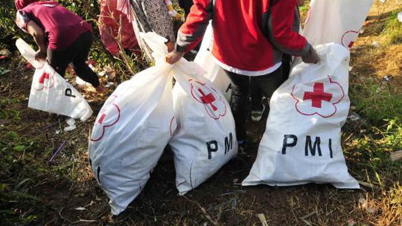 Relawan PMI dan TNI dibantu warga sekitar melakukan bersih   bersih di 