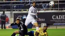 Pemain Real Madrid, Isco (top) mencetak gol ke gawang Cadiz pada laga Copa del Rey (King's Cup) di Stadion Ramon de Carranza, Cadiz, Kamis (3/12/2015) dini hari WIB. (REUTERS/Marcelo del Pozo ) 