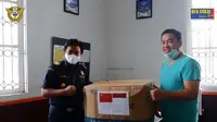 Rumah Sakit Universitas Tanjungpura Pontianak melakukan impor masker sejumlah 10.000 helai dalam tiga paket barang kiriman senilai USD 2000.