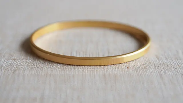 Model Gelang Emas Simpel Bangle Tipis Bernilai Tinggi (AI)