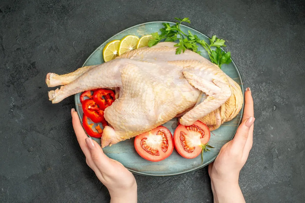 Bukan Dicuci! Begini Cara Membersihkan Daging Ayam yang Benar - Cover