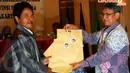 Petugas KPUD menunjukkan amplop surat suara yang masih disegel di Hotel Borobudur, Rabu (23/4/14). (Liputan6.com/Miftahul Hayat)