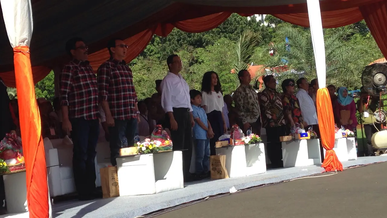 Anies Baswedan didampingi kedua anaknya