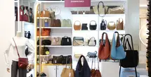 Rak-rak display tertata rapi, dipenuhi tas dengan berbagai model, mulai dari tote bag, shoulder bag, hingga sling bag, dengan pilihan warna yang netral seperti hitam, krem, dan coklat, serta warna-warna cerah seperti merah, biru, dan oranye. (Foto: Parade Wastra.doc)