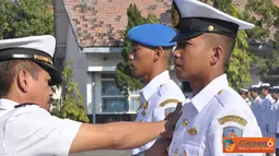 Citizen6, Surabaya: Pelapaasan tanda siswa Dikmaba PK TNI AL setelah menyelesaikan pendidikannya oleh Dankodikdukum Kolonel Laut (T) Bambang Purnama di Kobangdikal, Kamis (5/7). (Pengirim: Kobangdikal).
