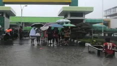 Sejumlah anak-anak tampak menawarkan jasa ojek gerobak pada pengunjung Rumah Sakit Islam Jakarta yang terisolir genangan air, Senin (09/02/14)