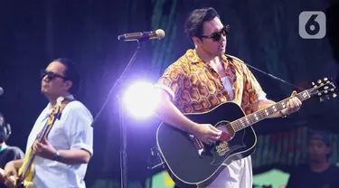 Penampilan penyanyi David Bayu saat Joyland Festival Jakarta 2023 di GBK Baseball Stadium, Jakarta, Jumat (24/11/2023). (Liputan6.com/Herman Zakharia)