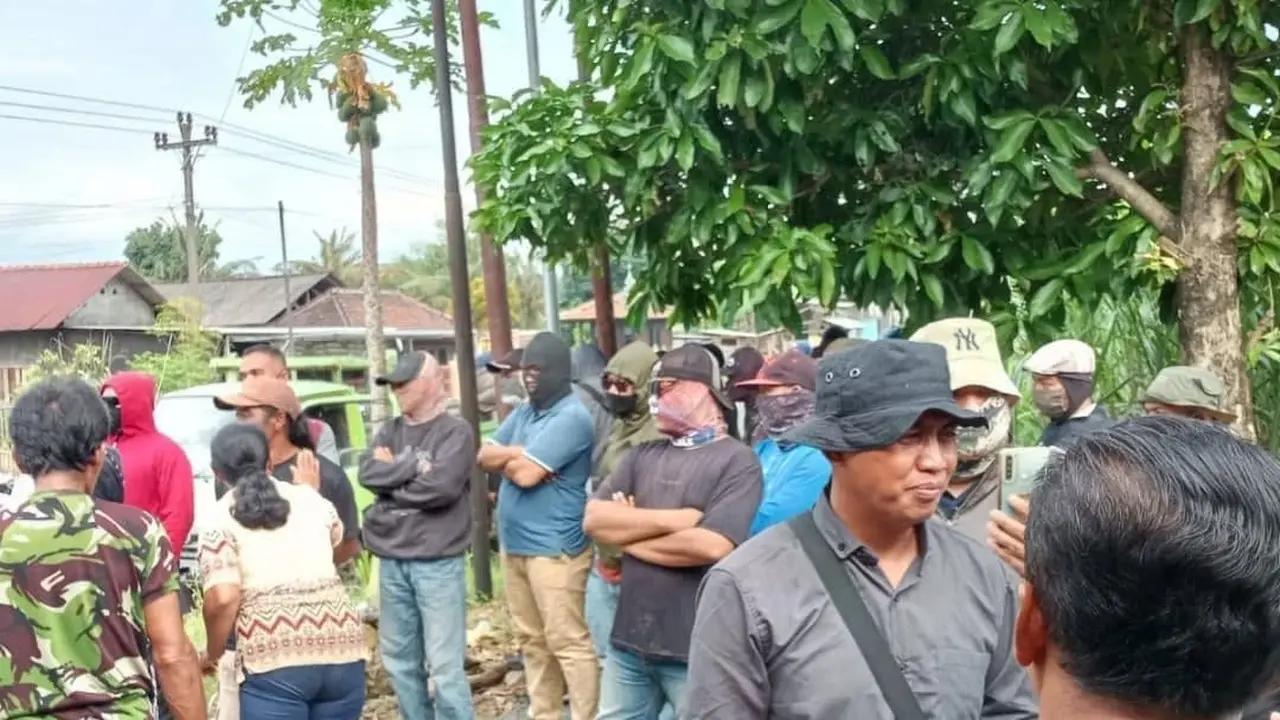 Segerombolan pria merusak rumah warga Pundenrejo Pati yang kini menuai kecaman banyak pihak. (Liputan6.com/Germapun)