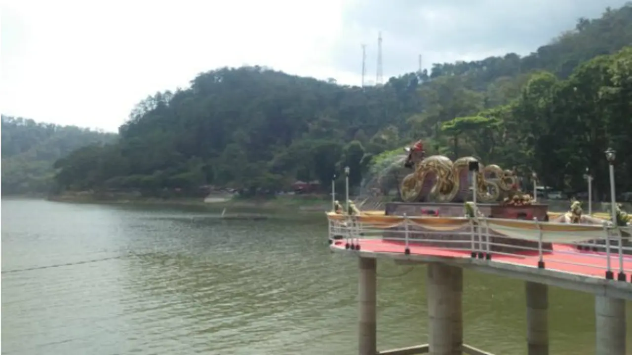 Patung Naga Baru Klinting Jadi Ikon Telaga Ngebel Ponorogo