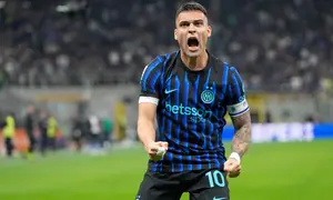 Pemain Inter Milan Lautaro Martinez merayakan gol pembuka yang dicetaknya pada laga Serie A/Liga Italia antara Inter vs Roma di Milan, Italia, Minggu, 5 April 2026. (AP Photo/Luca Bruno)