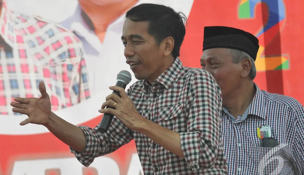 Setibanya di lokasi, sekitar pukul 10.30 WIB, Jokowi dengan mengenakan kemeja kotak-kotak bergegas naik ke panggung, Madiun, Jawa Timur, Sabtu (28/6/2014) (Liputan6.com/Herman Zakharia)