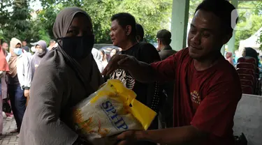 Warga antre untuk membeli beras murah Stabilisasi Pasokan dan Harga Pangan (SPHP) dari bulog di Kecamatan Bekasi Utara, Jawa Barat, Kamis (22/2/2024). (merdeka.com/Imam Buhori)