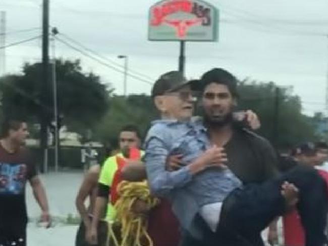 Pria tua yang diselamatkan oleh rantai manusia. (Storyful)