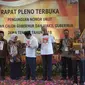 Pasangan calon gubernur Ganjar Pranowo dan Taj Yasin serta Pasangan calon gubernur  Sudirman Said dan Ida Fauziah foto bersama usai pengundian nomor urut calon Gubernur dan Wakil Gubernur Jawa Tengah , Selasa (13/2) malam. (Liputan6.com/Gholib)