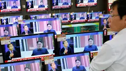 Sejumlah layar memperlihatkan berita tentang Kim Jong-un yang meluncurkan uji coba nuklir, Jumat (9/9). Uji coba miniatur hulu ledak nuklir ini merupakan respon terhadap ancaman dan sanksi dari sejumlah elemen, termasuk AS. (REUTERS/ Kim Hong-Ji)
