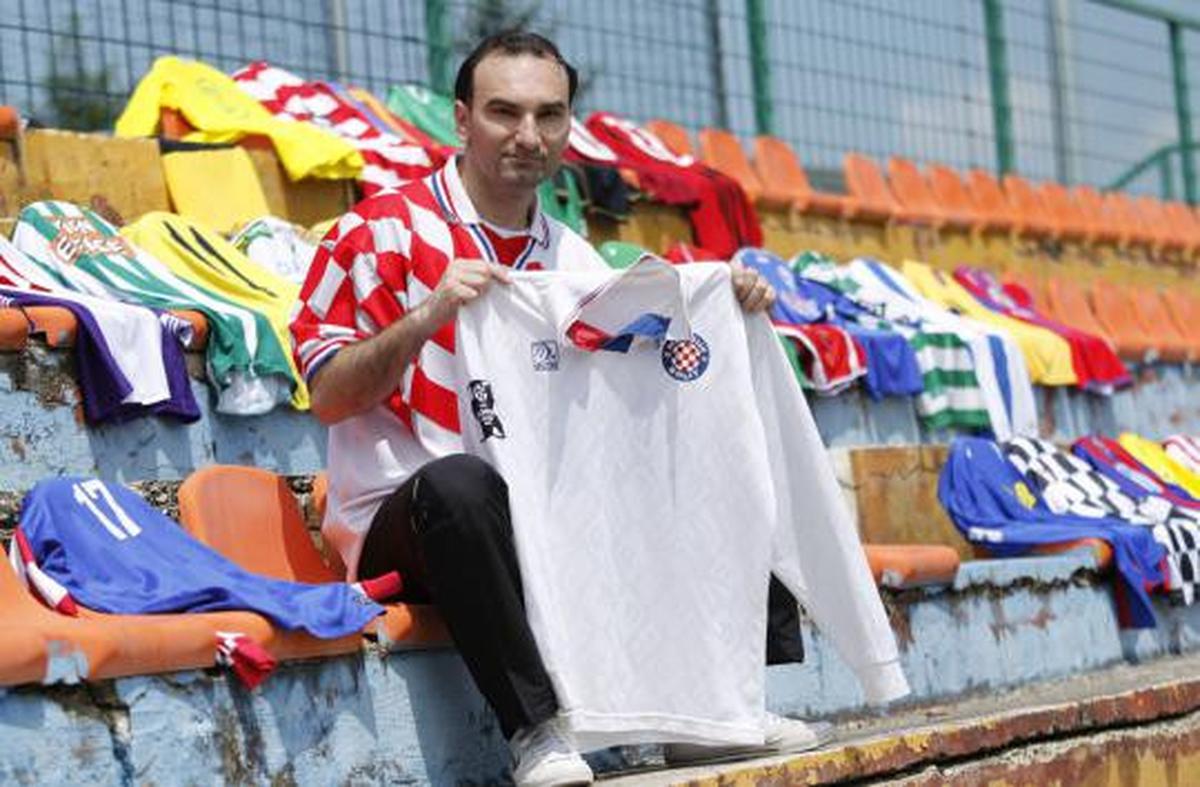  Pria ini koleksi 200 jersey bola senilai Rp 350 juta