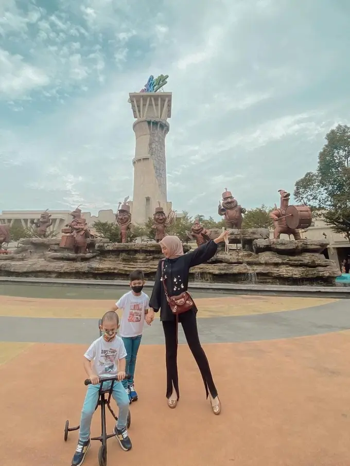 Potret Melody Prima saat Momong Anak