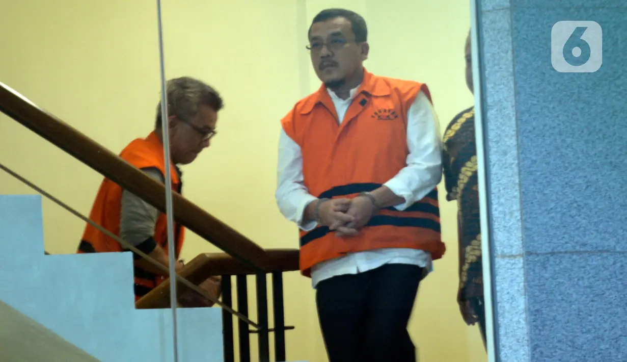 Kabid Jalan di Dinas PUPR Kabupaten Indramayu, Wempy Triyono (kanan) dan Kadis PUPR Pemkab Indramayu, Omarsyah tiba di Gedung KPK, Jakarta, Jumat (31/1/2020). Kedua tersangka diperiksa dalam kasus suap terkait pengaturan proyek di lingkungan Pemkab Indramayu Tahun 2019 (merdeka.com/Dwi Narwoko)