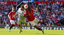 Pemain Manchester United, Casemiro, duel udara dengan pemain Wolverhampton Wanderers, Raul Jimenez, pada laga pekan ke-36 Premier League di Old Trafford, Sabtu (13/5/2023). MU menang dengan skor 2-0. (AP Photo/Jon Super)