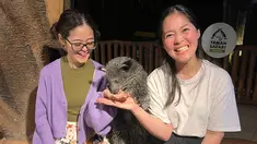 Dua kakak beradik artis yang populer di era 2000-an ini memang sudah tidak lama meninggalkan Indonesia. Gracia Indri tinggal di Belanda bersama suami, sementara Gisela berada di Toronto setelah lulus kuliah. Senang pulang ke Indonesia, keduanya pun pamer makan nasi padang, sampai pergi berlibur ke Taman Safari. (Liputan6.com/IG/@graciaz14)
