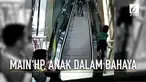 Akibat ayah asyik main ponsel, seorang anak menaiki eskalator dan hampir terjatuh.