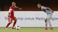 Gelandang Persija Jakarta, Riko Simanjuntak, berusaha melewati bek Persib Bandung, Supardi Nasir, pada laga final Piala Menpora 2021 di Stadion Maguwoharjo, Sleman, Kamis (22/4/2021). Persija menang dengan skor 2-0. (Bola.com/M Iqbal Ichsan)