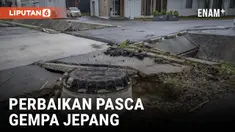 PARA PEKERJA MEMPERBAIKI PIPA AIR YANG RUSAK DAN MEMBERSIHKAN PUING-PUING TANAH LONGSOR PASCA GEMPA JEPANG