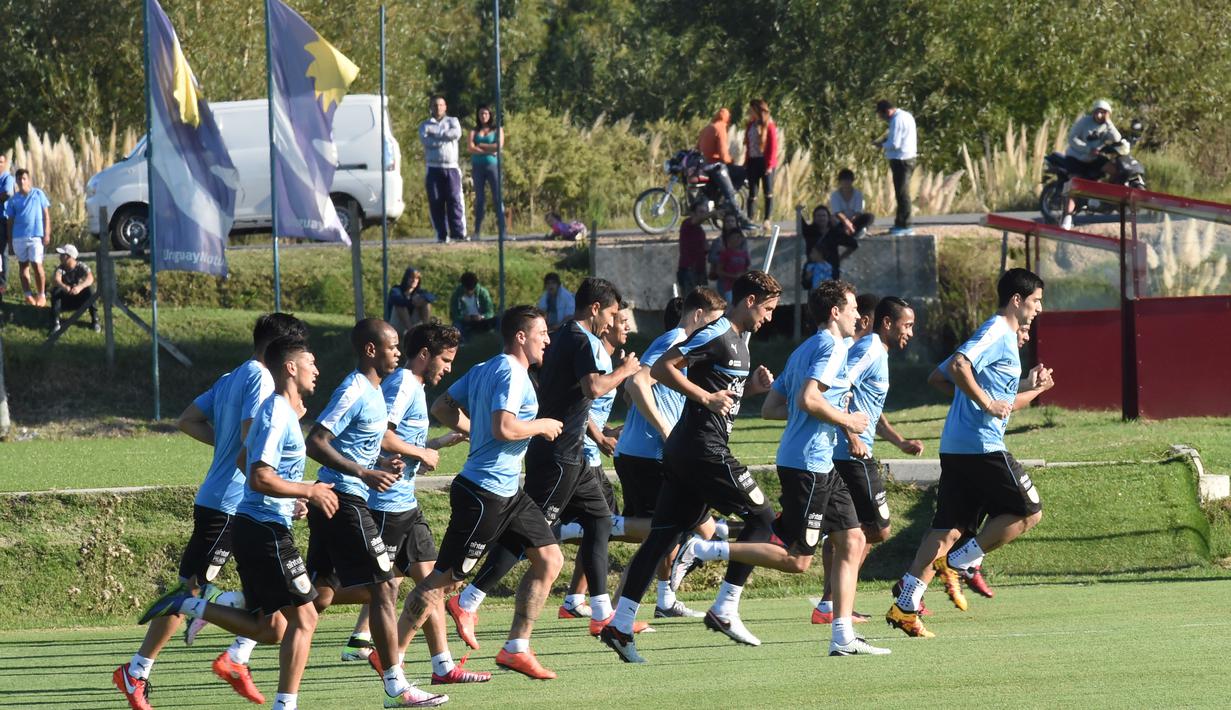 Selain sanksi sembilan larangan bermain, Luis Suarez juga dijatuhi hukuman empat bulan tak boleh terlibat dalam dunia sepak bola. (AFP/Miguel Rojo)