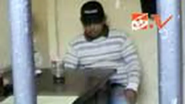 Seorang Pria Diduga Mencopet Telepon Genggam
